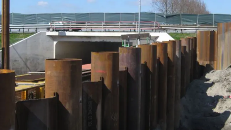 %[alt helical weld seam on hsaw pipe showing spiral pattern](https://placehold.co/600x400 "[HSAW](https://www.bakrie-pipe.com/en/latest-update/detail/difference-between-erw-lsaw-and-hsaw)[^1] Pipe Spiral Weld")